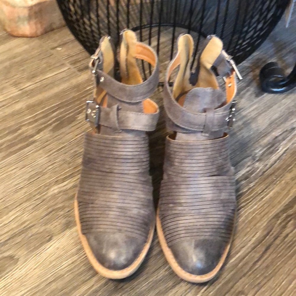 Ankle bootie